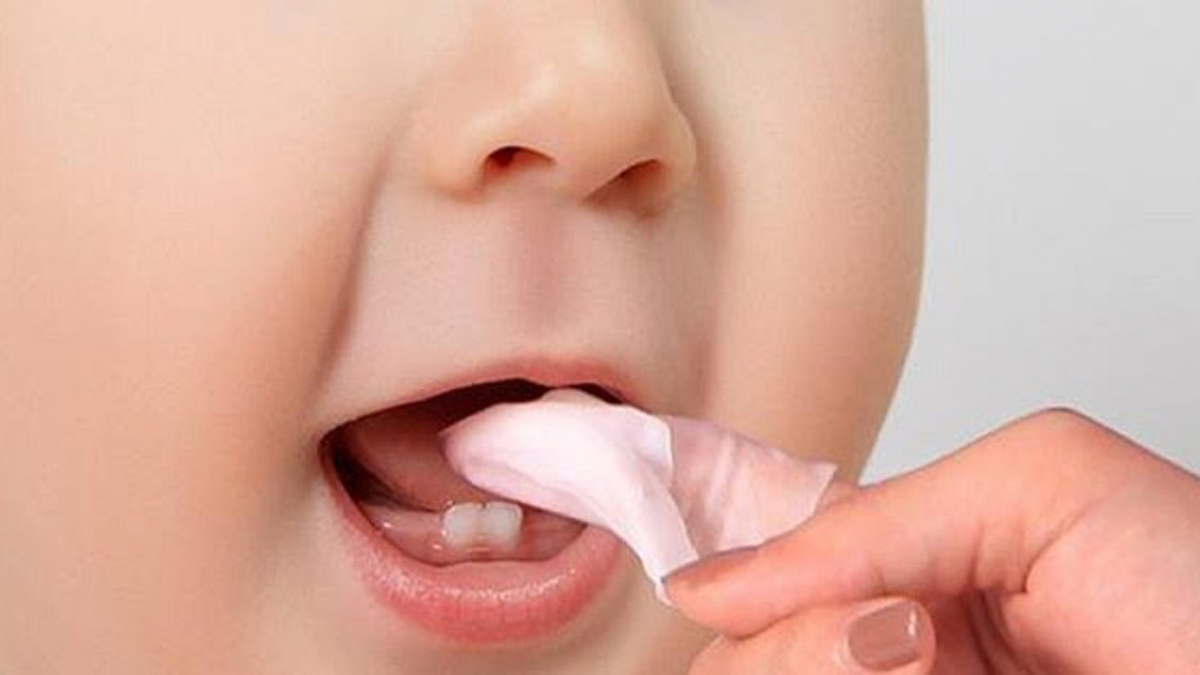 Chăm sóc răng miệng cho trẻ sơ sinh