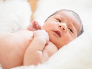trẻ 1 tháng tuổi và sự phát triển của trẻ sơ sinh 1 tháng tuổi