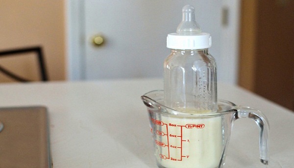 cách hâm sữa mẹ bằng nước nóng