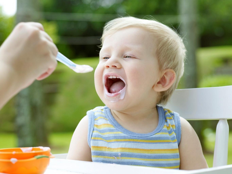có nên cho bé ăn váng sữa hàng ngày không?