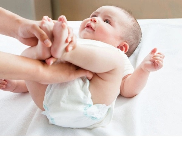 Cách chăm sóc sức khỏe cho bé khi bé bị giãn ruột sinh lý